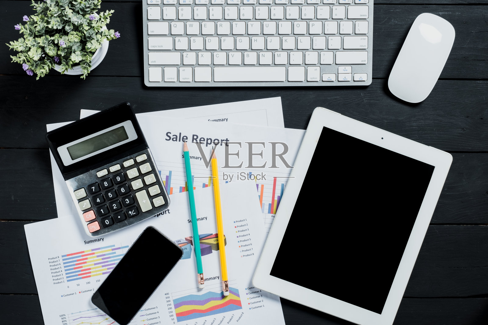 辦公用品,鍵盤,鼠標(biāo),智能手機(jī),鉛筆,計(jì)算器,平板電腦和商務(wù)文檔。俯視圖,平放